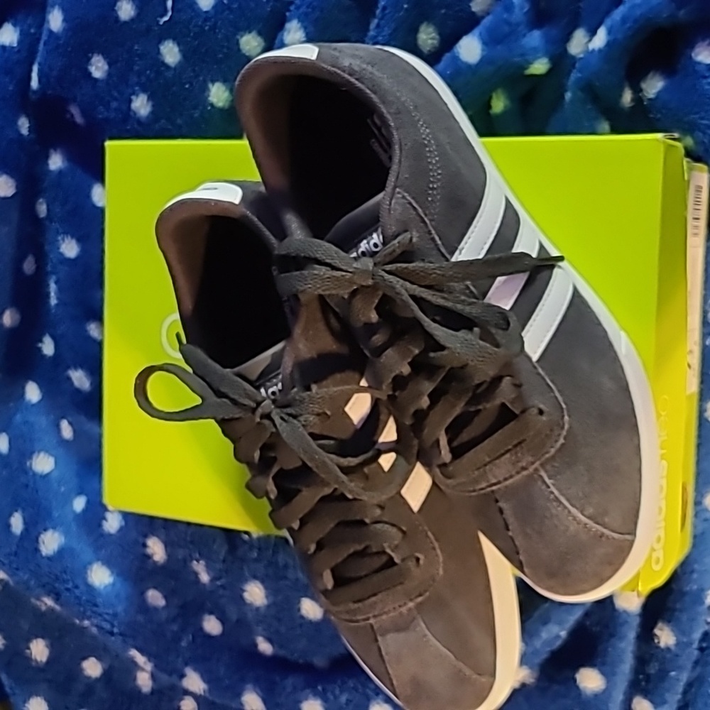 Womens Adidas courtset w sz. 7.5